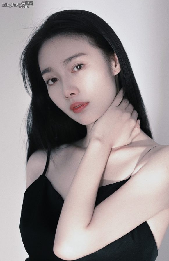 刘若嫣身穿吊带开叉裙秀美腿玉足(2/5)