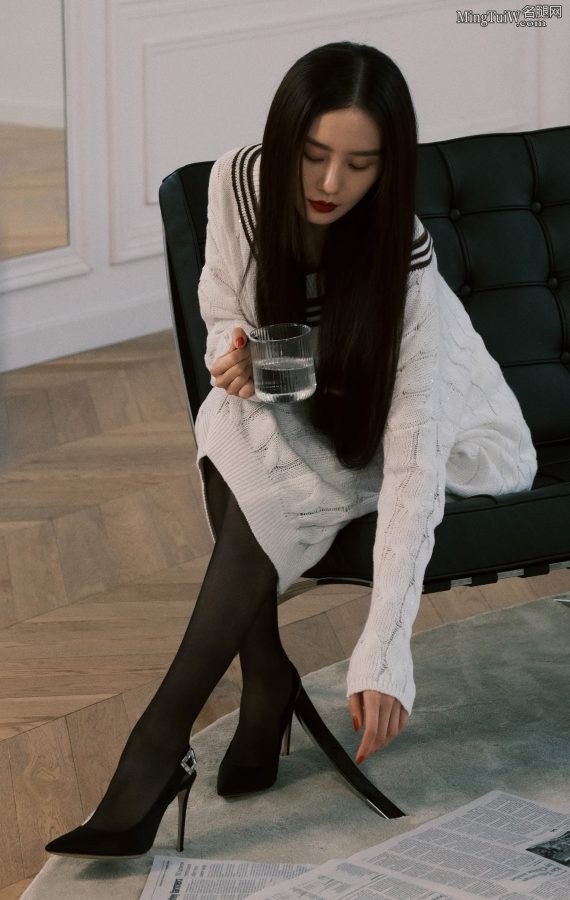 刘诗诗美腿穿黑色丝袜高跟鞋拍写真气质恬静温柔(1/3)