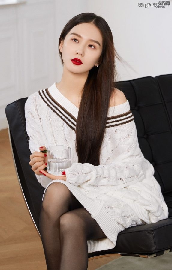 刘诗诗美腿穿黑色丝袜高跟鞋拍写真气质恬静温柔(2/3)
