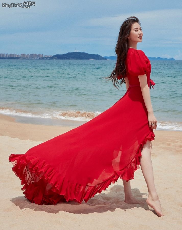 刘诗诗穿红裙漫步海滩拍写真，光脚丫踩柔软的沙子(1/7)