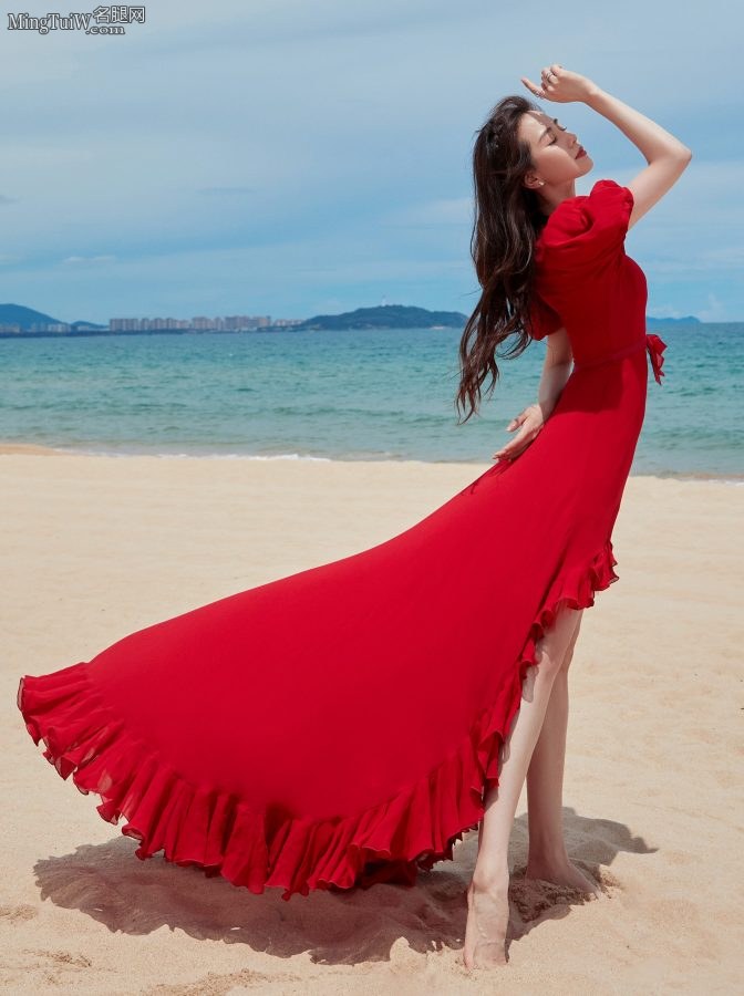 刘诗诗穿红裙漫步海滩拍写真，光脚丫踩柔软的沙子（第3张/共7张）