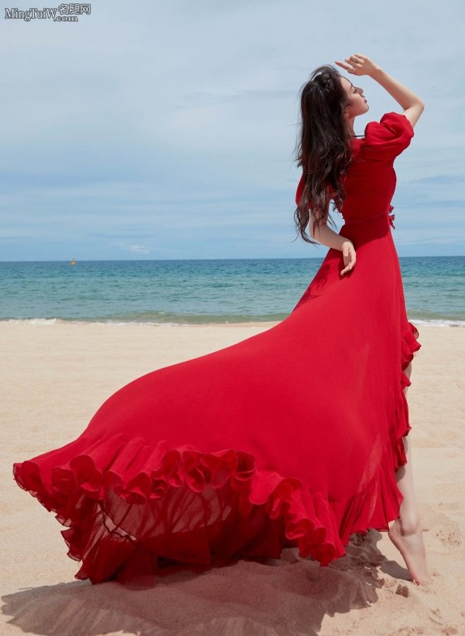 刘诗诗穿红裙漫步海滩拍写真，光脚丫踩柔软的沙子（第4张/共7张）