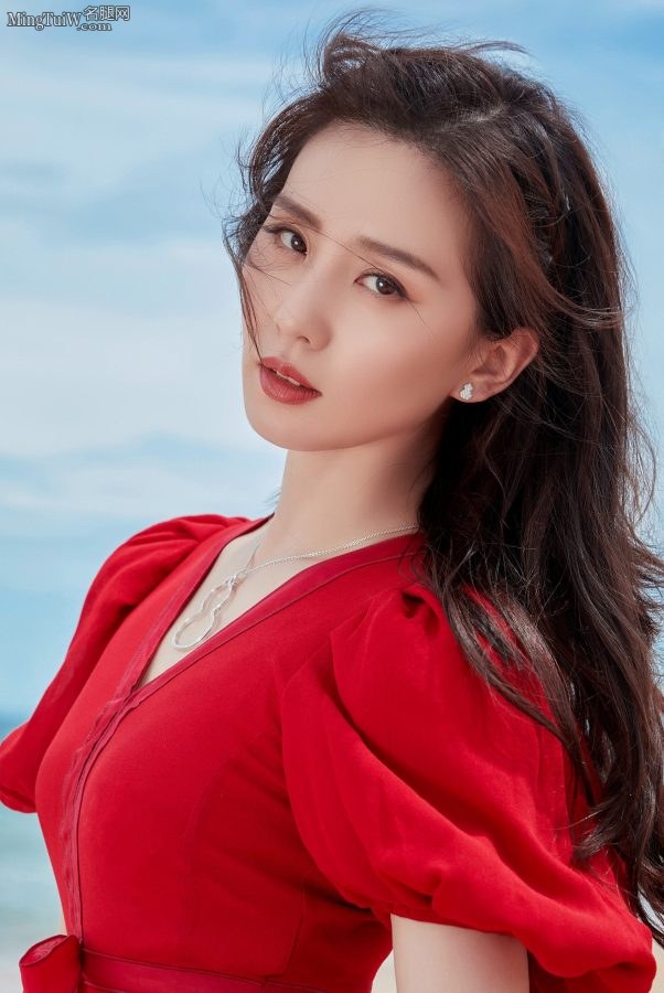 刘诗诗穿红裙漫步海滩拍写真，光脚丫踩柔软的沙子(5/7)