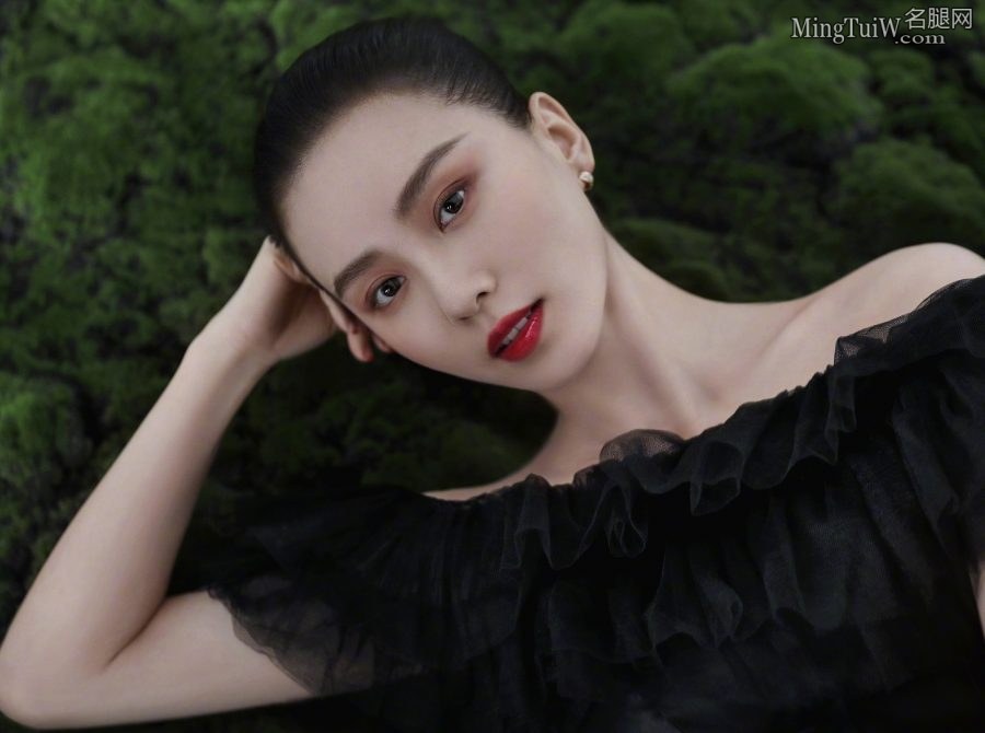 《时尚芭莎》刘诗诗躺在草地上秀高跟美腿(2/2)