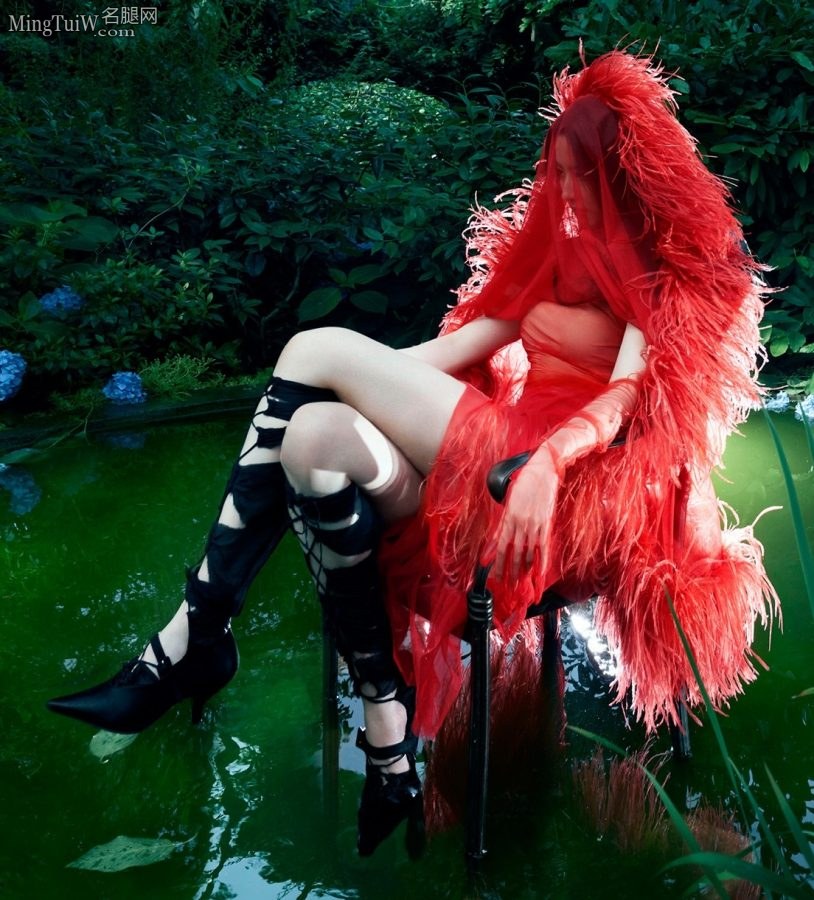 刘亦菲时尚芭莎写真秀白美腿(1/4)