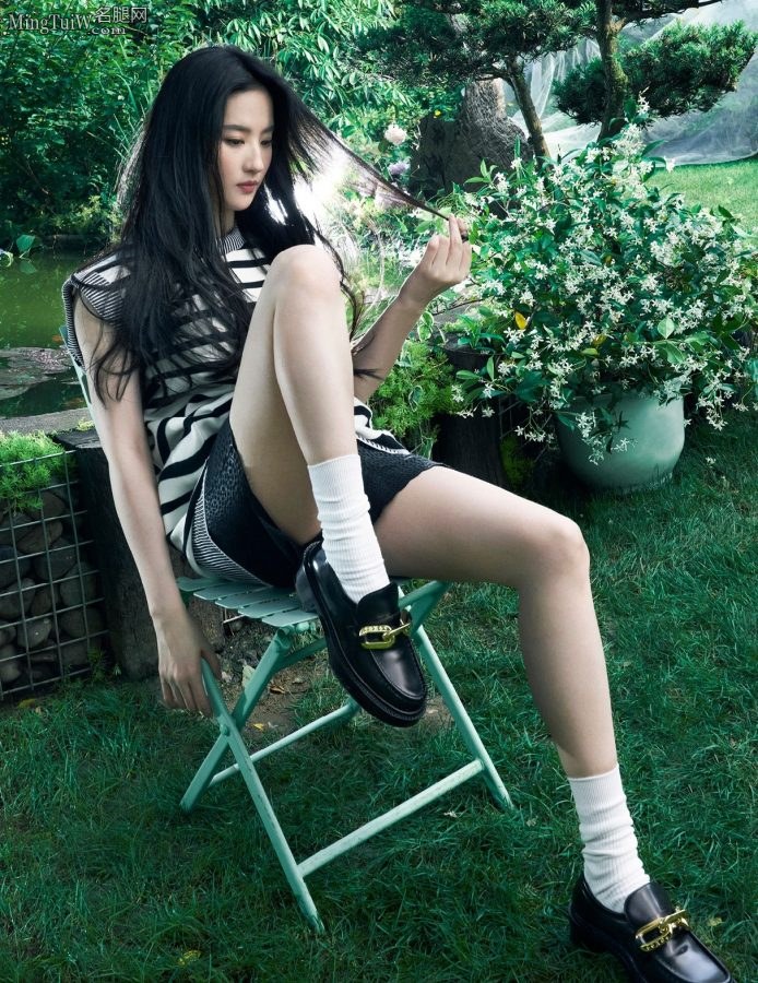 刘亦菲时尚芭莎写真秀白美腿（第4张/共4张）