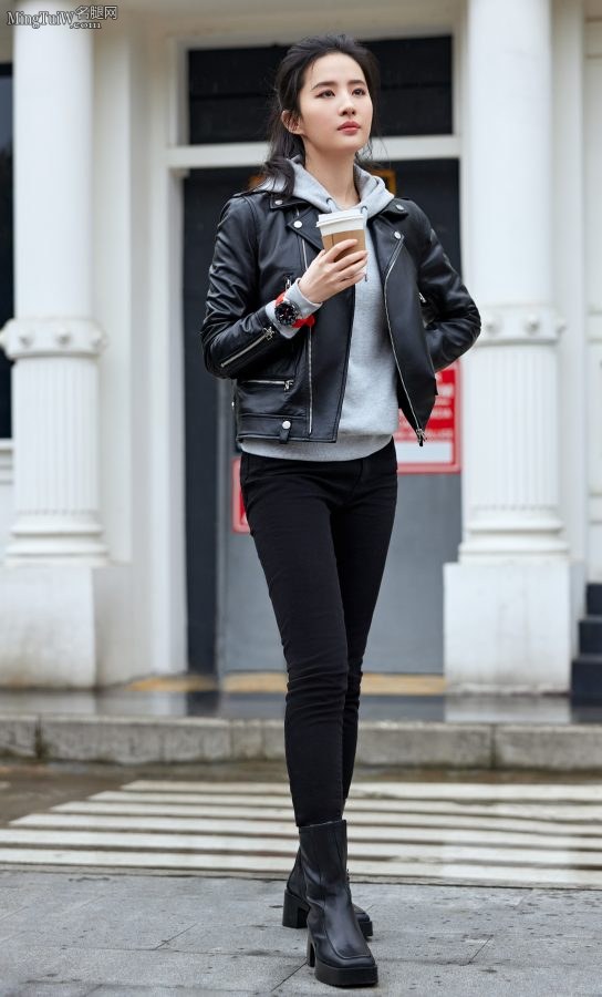 Liu Yifei wears black tights and has long legs(1/5)