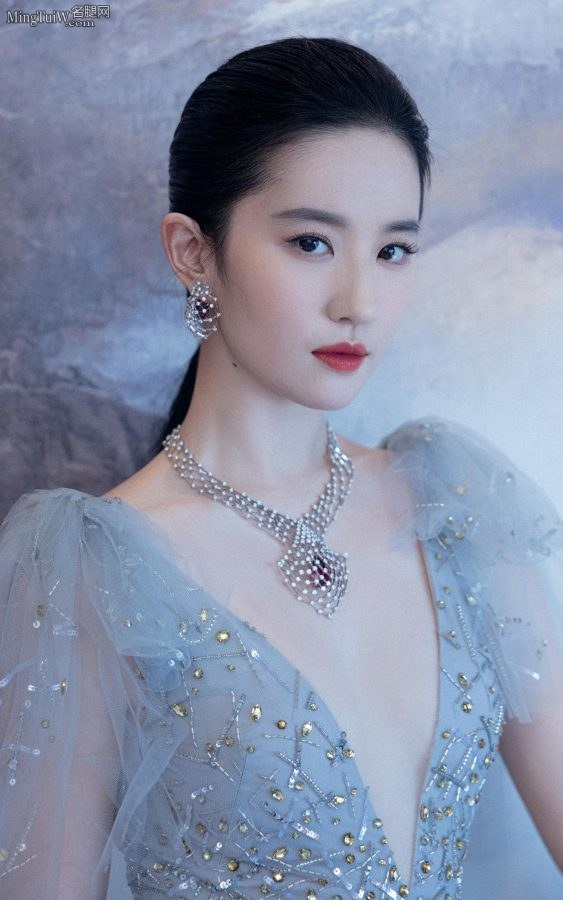 仙气十足的女明星刘亦菲代言珠宝深V长裙颜值逆天(3/9)