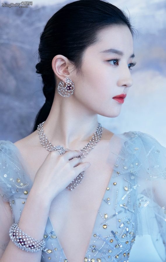 仙气十足的女明星刘亦菲代言珠宝深V长裙颜值逆天(4/9)