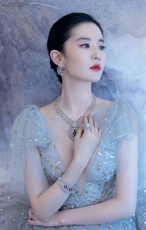 仙气十足的女明星刘亦菲代言珠宝深V长裙颜值逆天（第5张/共9张）
