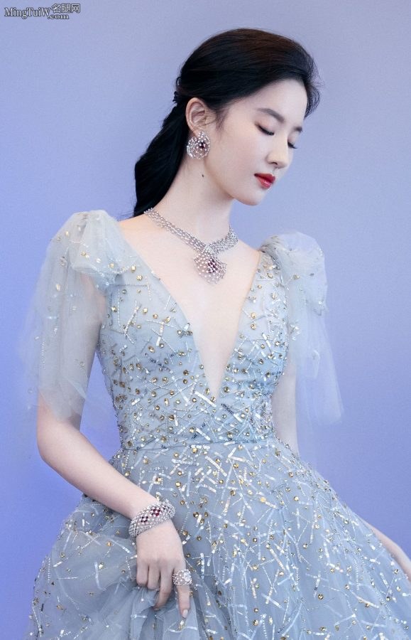 仙气十足的女明星刘亦菲代言珠宝深V长裙颜值逆天（第8张/共9张）