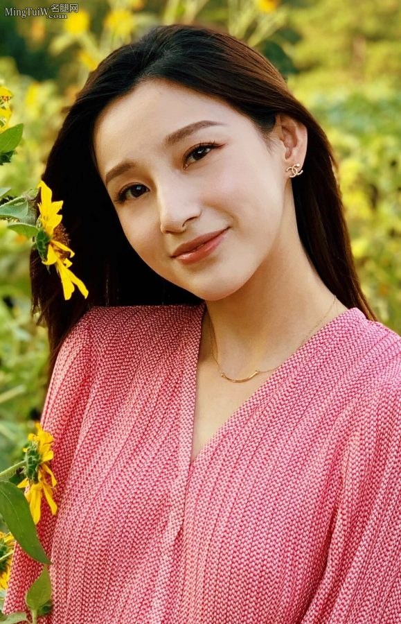漂亮妹子马凡舒美腿生活照(3/3)