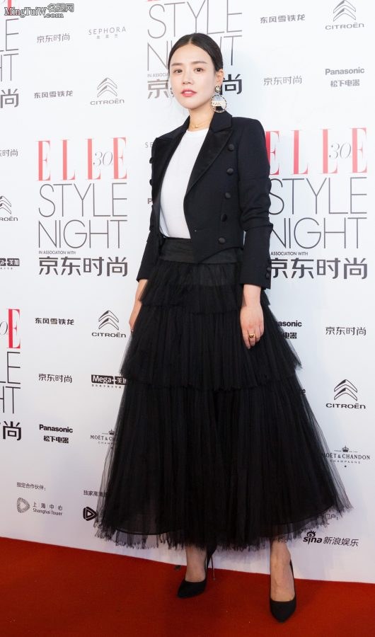 马思纯亮相ELLE红毯展示高跟美脚背(1/6)