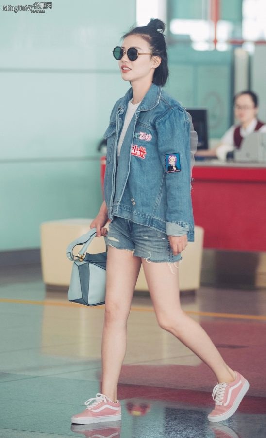 女明星马思纯现身机场穿牛仔衣牛仔热裤秀直美腿(1/4)