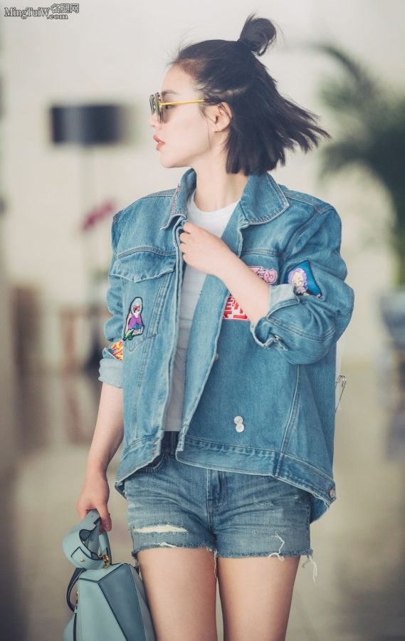 女明星马思纯现身机场穿牛仔衣牛仔热裤秀直美腿(4/4)
