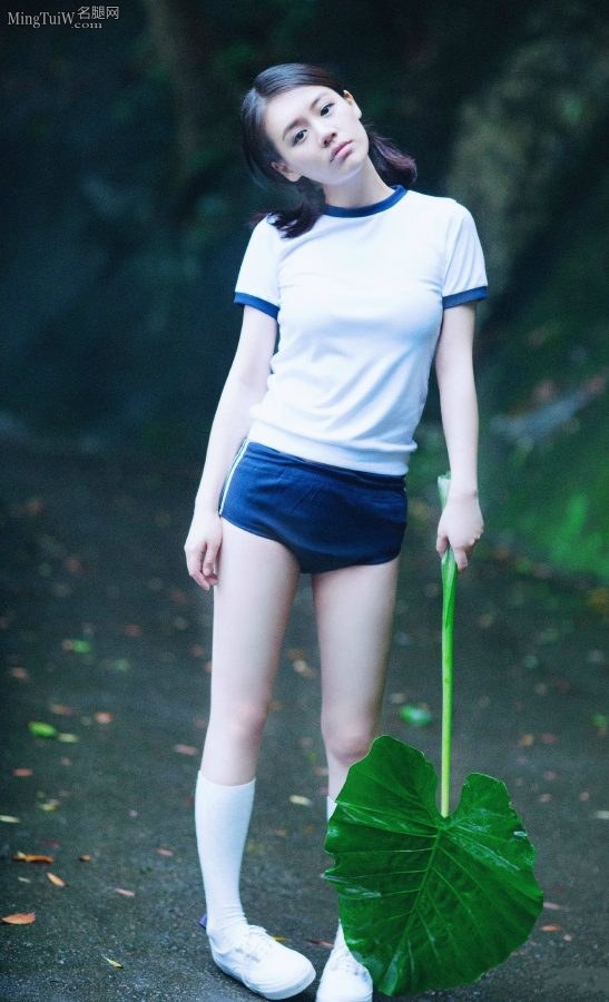 马思纯重返青春学生时代，穿运动热裤秀美大腿(1/9)