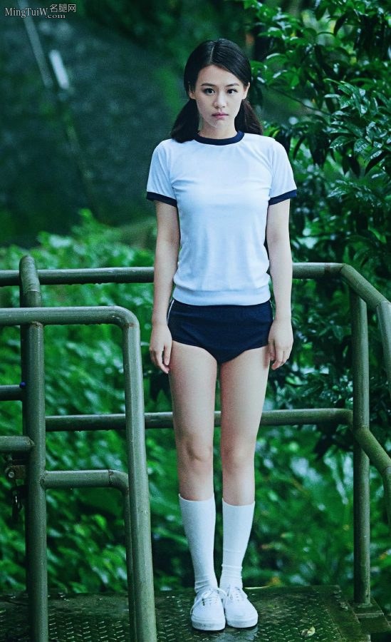 马思纯重返青春学生时代，穿运动热裤秀美大腿(4/9)