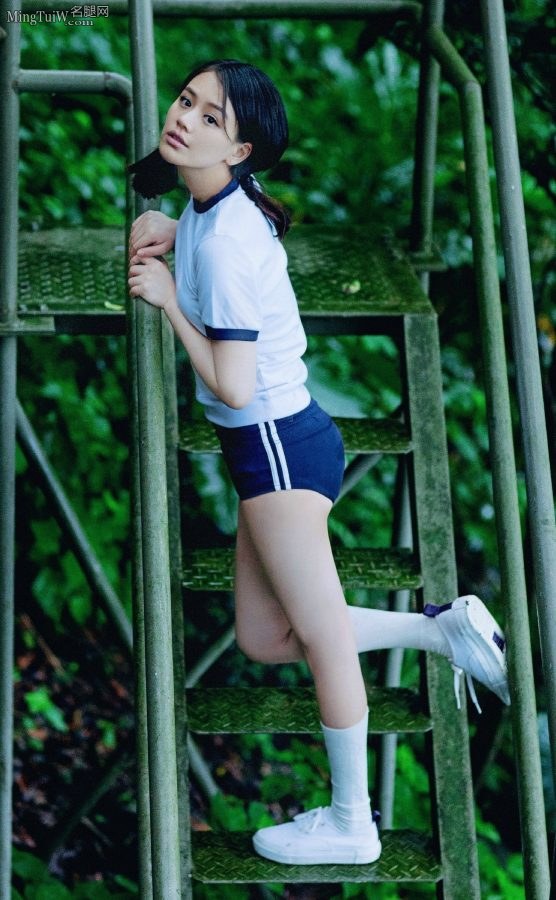 马思纯重返青春学生时代，穿运动热裤秀美大腿(5/9)