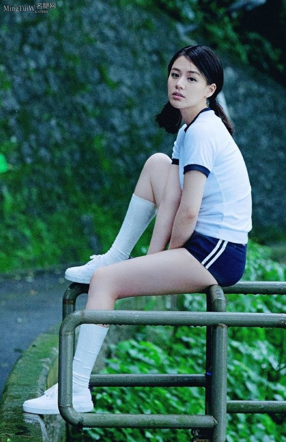 马思纯重返青春学生时代，穿运动热裤秀美大腿(6/9)