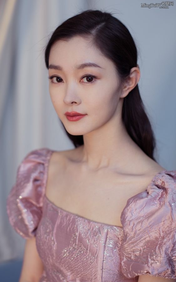 有特点的娇小美女宋轶玉腿纤细脚穿性感凉高跟鞋(2/5)