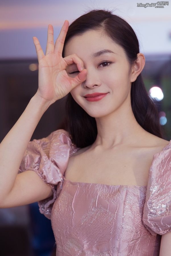 有特点的娇小美女宋轶玉腿纤细脚穿性感凉高跟鞋(4/5)