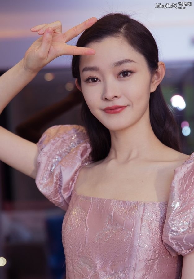 有特点的娇小美女宋轶玉腿纤细脚穿性感凉高跟鞋(5/5)