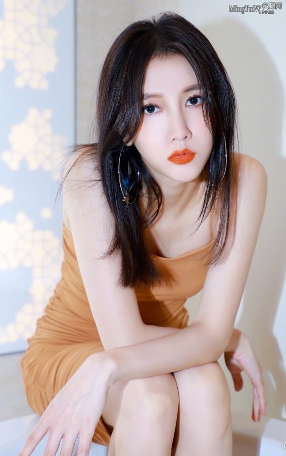 美女歌手弦子穿吊带短裙秀美腿和玉足这身材太赞了(9/9)