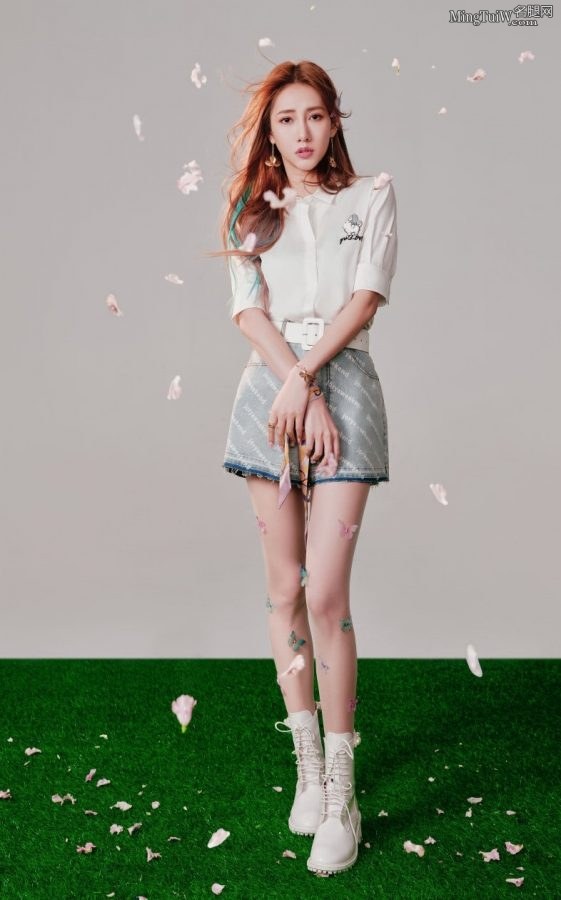 Photo of Xianzi's beautiful legs in a girl's style short skirt(2/2)