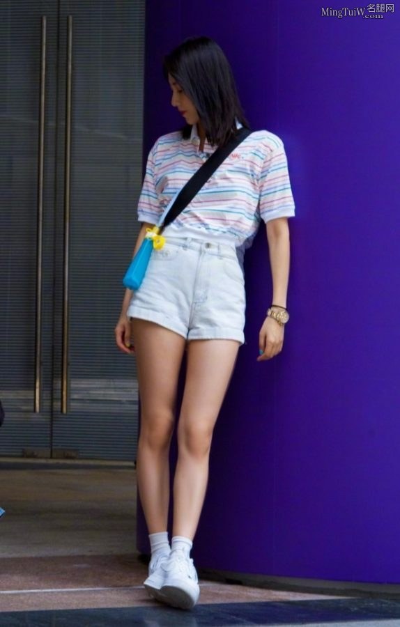 美女歌手弦子短超短裤玩秋千这腿太可以了(7/8)