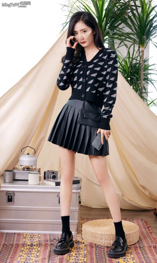 Yang Mi's beautiful legs in a short skirt and glasses have a unique look(1/2)