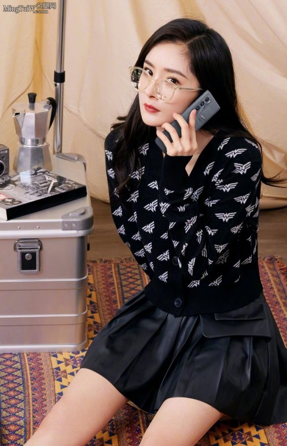 杨幂短裙美腿戴上眼镜别有一番风味(2/2)