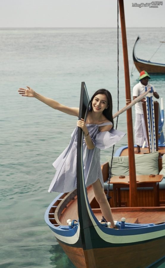 Goddess Yang Ying shows off her beautiful feet in the travel blockbuster(5/6)