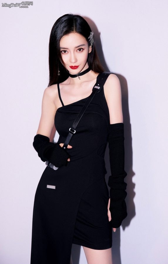 女神Angelababy红唇长发美艳，纤白的大腿穿锃亮皮靴(2/13)