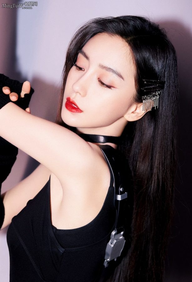 女神Angelababy红唇长发美艳，纤白的大腿穿锃亮皮靴(4/13)