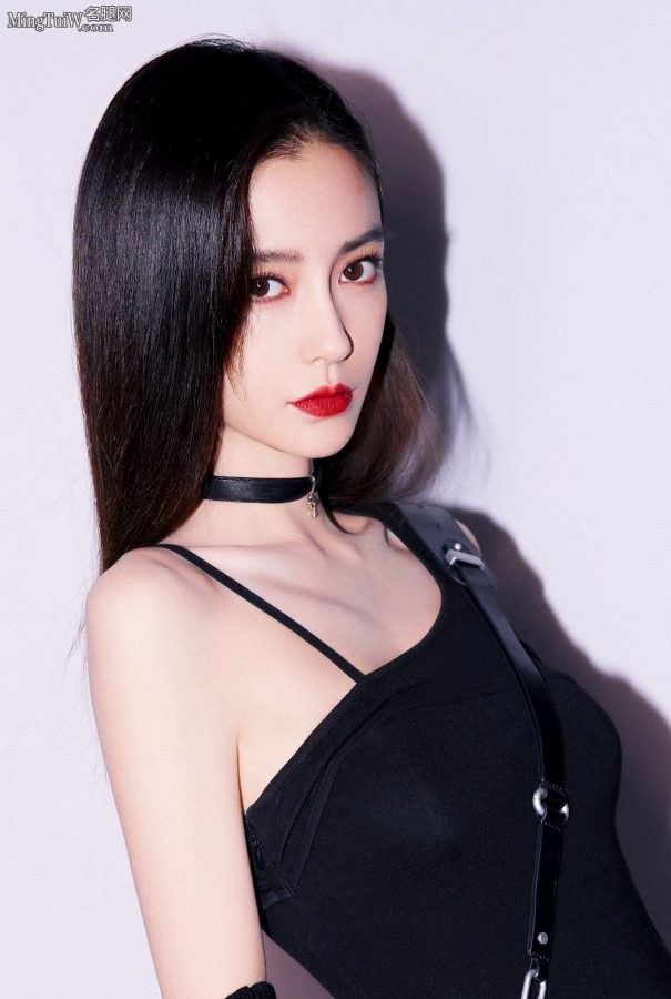 女神Angelababy红唇长发美艳，纤白的大腿穿锃亮皮靴(5/13)