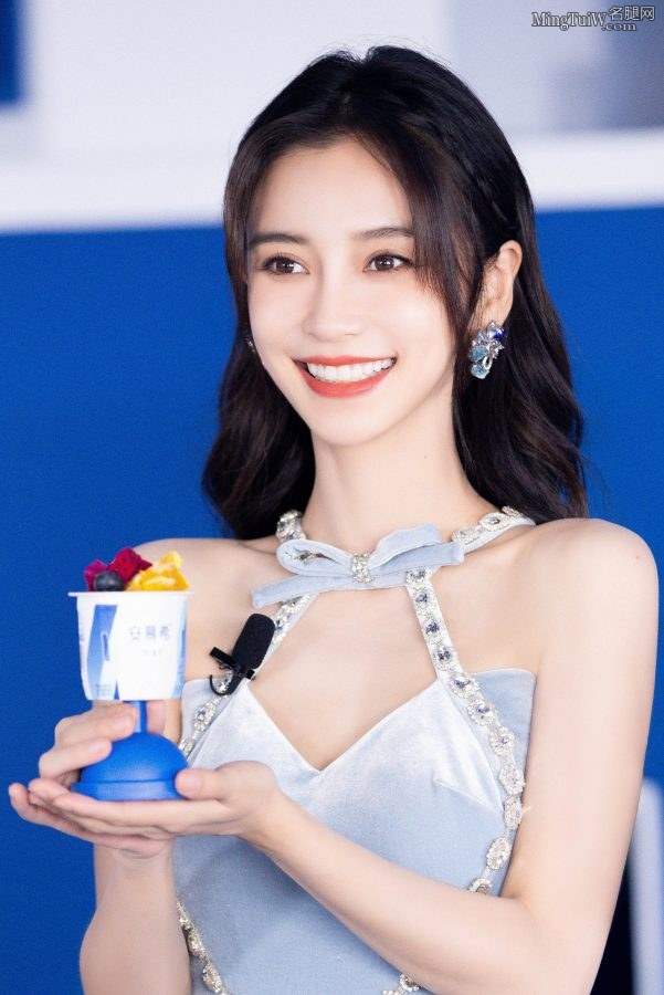 安慕希酸奶代言人杨颖宣传活动颜值美艳(5/5)