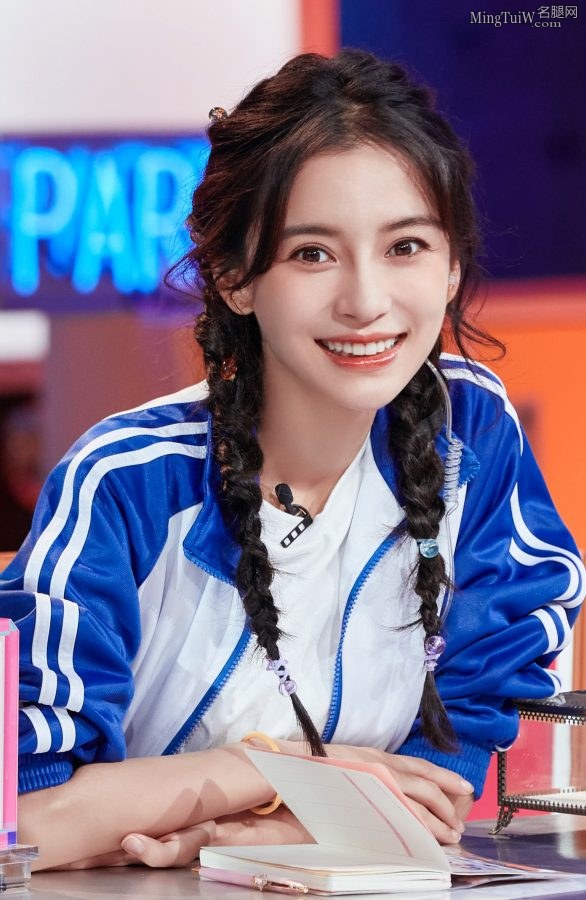 Angelababy杨颖两条黑辫子变身学生妹清纯动人(2/6)
