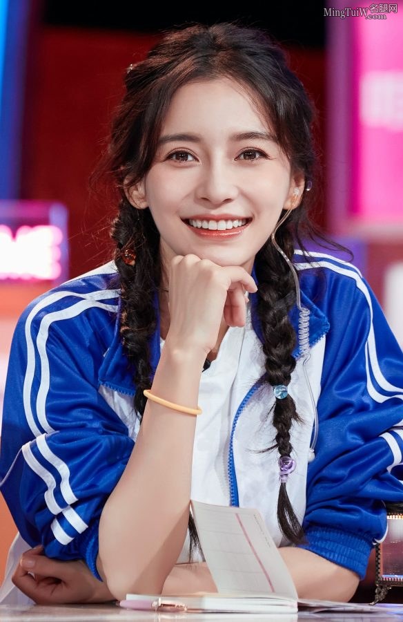 Angelababy杨颖两条黑辫子变身学生妹清纯动人(3/6)