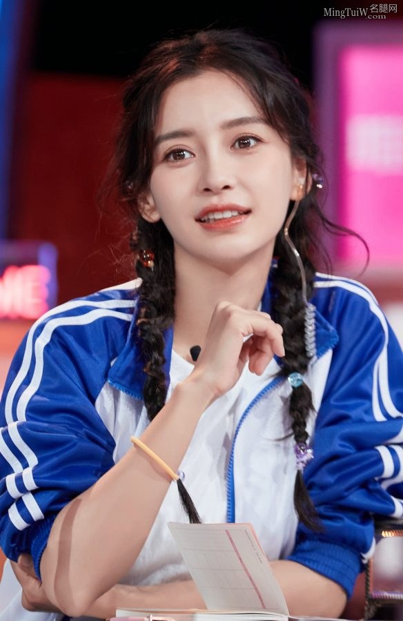 Angelababy杨颖两条黑辫子变身学生妹清纯动人(4/6)