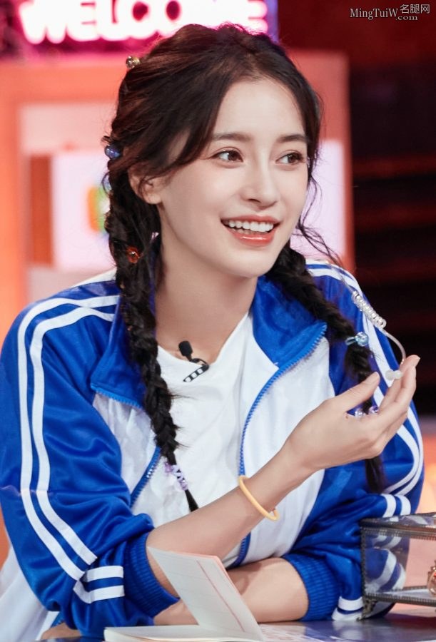 Angelababy杨颖两条黑辫子变身学生妹清纯动人(5/6)