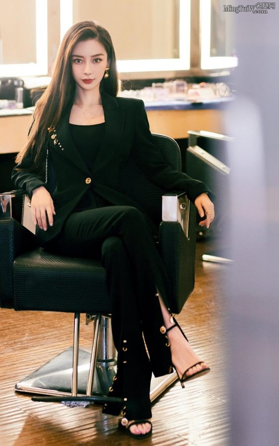 Yang Ying is wearing a suit, wearing cool high heels, straight hair, beautiful eyes, and looks like a queen(1/14)