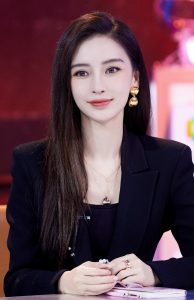 杨颖身穿西装脚踩凉高跟直发美丽双眸女王范儿满满
