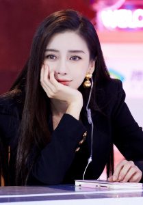 杨颖身穿西装脚踩凉高跟直发美丽双眸女王范儿满满