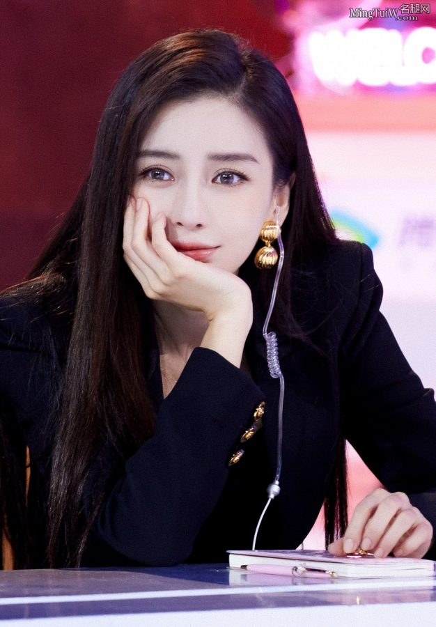 杨颖身穿西装脚踩凉高跟直发美丽双眸女王范儿满满(11/14)