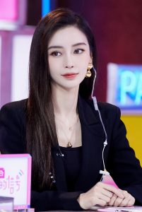 杨颖身穿西装脚踩凉高跟直发美丽双眸女王范儿满满
