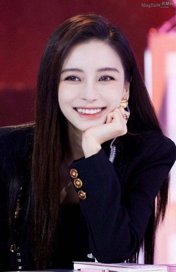 杨颖身穿西装脚踩凉高跟直发美丽双眸女王范儿满满(13/14)