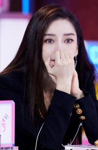 杨颖身穿西装脚踩凉高跟直发美丽双眸女王范儿满满