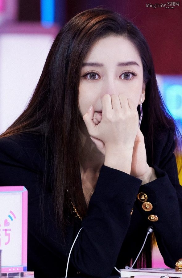 杨颖身穿西装脚踩凉高跟直发美丽双眸女王范儿满满(14/14)