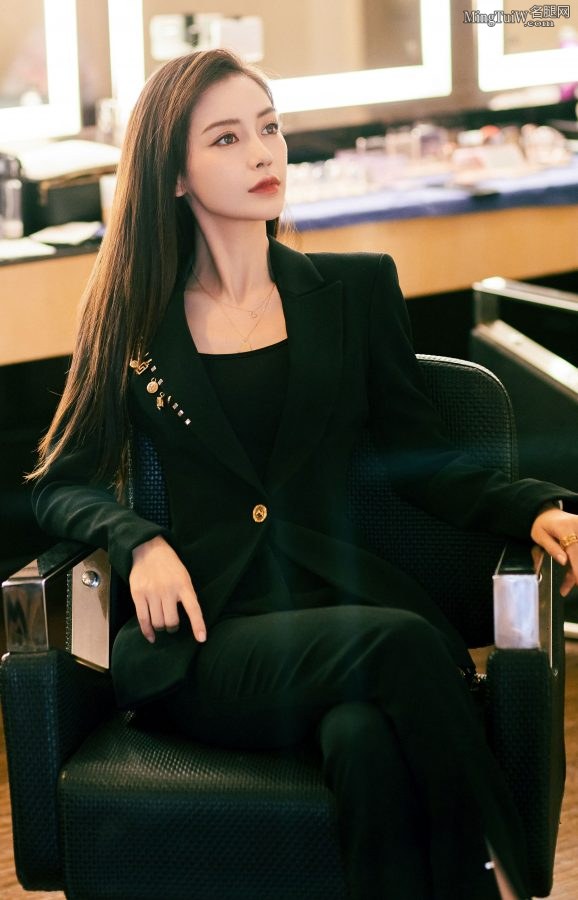 杨颖身穿西装脚踩凉高跟直发美丽双眸女王范儿满满(3/14)