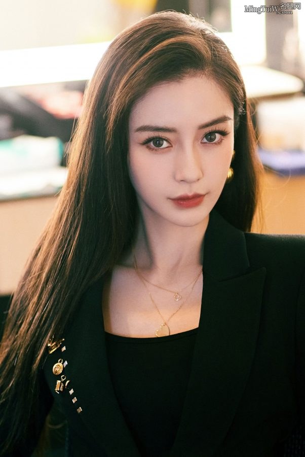 杨颖身穿西装脚踩凉高跟直发美丽双眸女王范儿满满(4/14)